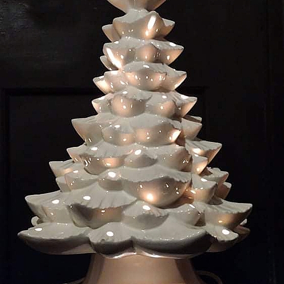 Arnels Ceramic Christmas Tree - Picture 3 of 4